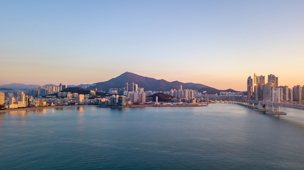 Luchtfoto van Gwangan-brug in Busan-stad, Zuid-Korea