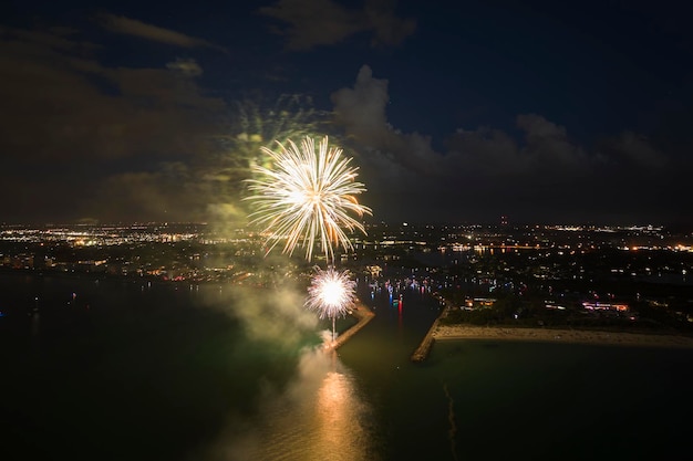 Luchtfoto van helder vuurwerk dat explodeert met kleurrijke lichten boven de kust op de Amerikaanse onafhankelijkheidsdagvakantie