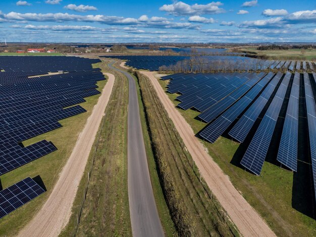 Luchtfoto van het 340 hectare grote zonnepark in hjolderup ten westen van aabenraa