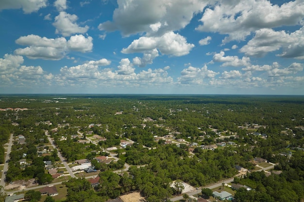 Luchtfoto van het Amerikaanse landschap in de voorsteden met privéwoningen tussen groene palmbomen in een rustige woonwijk in Florida