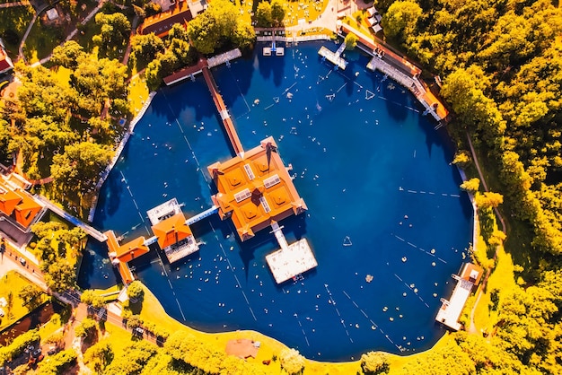 Luchtfoto van het beroemde meer van Heviz in Hongarije in de buurt van het Balatonmeer Het grootste thermale meer ter wereld dat beschikbaar is om te baden Ontdek de schoonheid van Hongarije