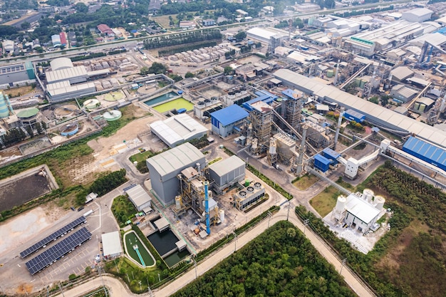 Luchtfoto van het bouwen van infrastructuur van industriële elektriciteitscentrale slim chamical gas- en olieraffinaderij-pijpleidingmagazijn