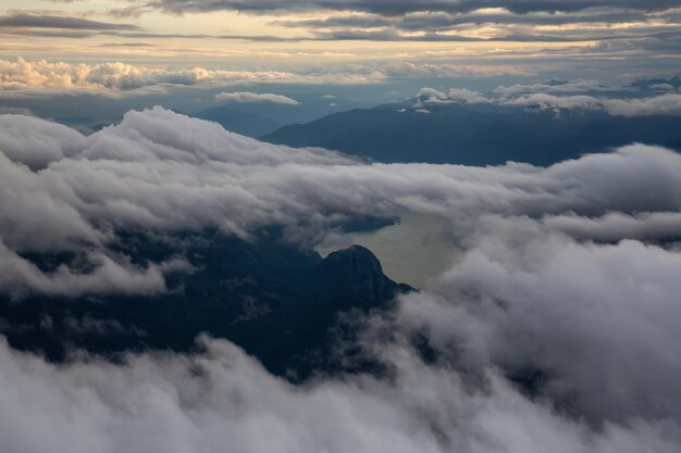 Luchtfoto van het Canadese berglandschap