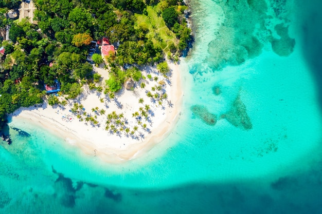 Luchtfoto van het Caribische tropische eiland Cayo Levantado strand