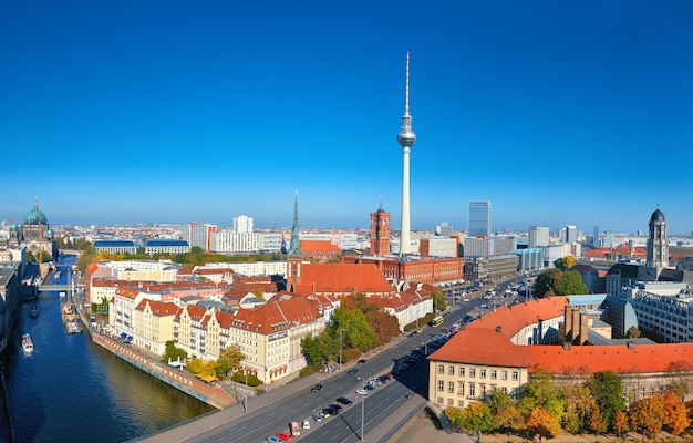 Luchtfoto van het centrum van Berlijn op een heldere dag, inclusief het rode stadhuis en de televisietoren op de Alexanderplatz