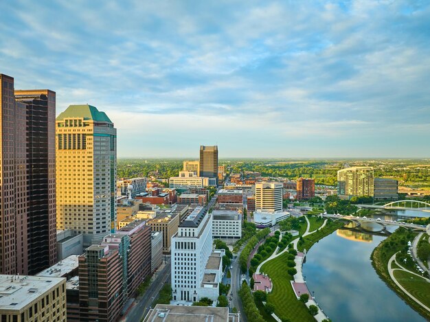Luchtfoto van het centrum van Columbus Ohio met stadsstraat en kronkelende rivier bij zonsopgang