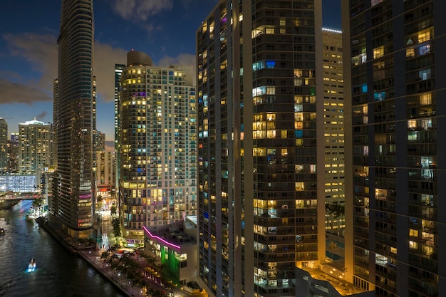 Luchtfoto van het centrum van Miami Brickell in Florida USA Fel verlichte hoge wolkenkrabber gebouwen in moderne Amerikaanse midtown