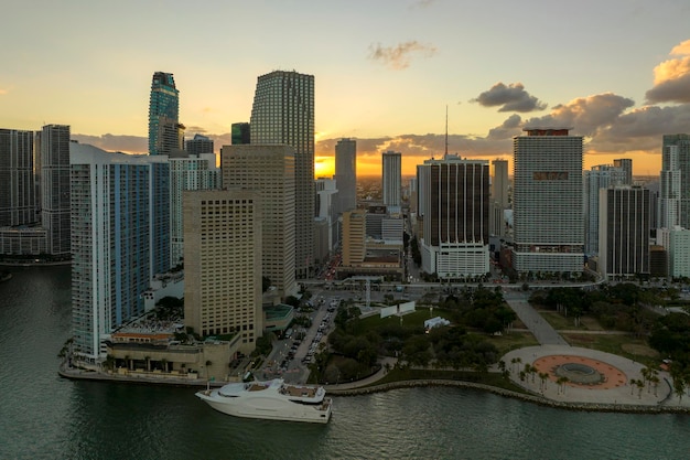 Luchtfoto van het centrum van Miami Brickell in Florida, VS bij zonsondergang Hoge commerciële en residentiële wolkenkrabbergebouwen in moderne Amerikaanse megapolis