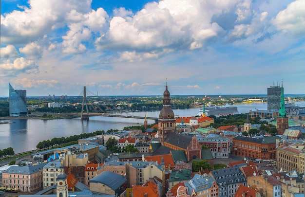 Luchtfoto van het centrum van Riga van St. Peter's Church, Riga, Letland.