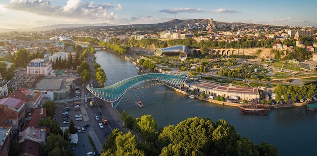 Luchtfoto van het centrum van Tbilisi, Georgië. Op de voorgrond is de Peace Bridge over de Kura River