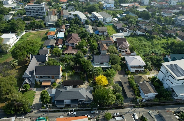 Luchtfoto van het dak van een huis met een auto genomen door een drone bovenaanzicht van de weg