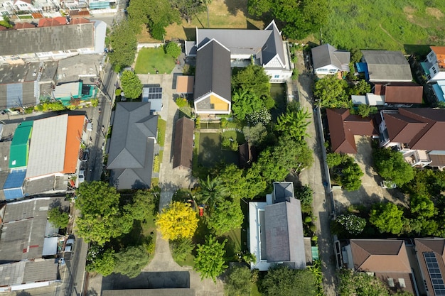 Luchtfoto van het dak van een huis met een auto genomen door een drone bovenaanzicht van de weg