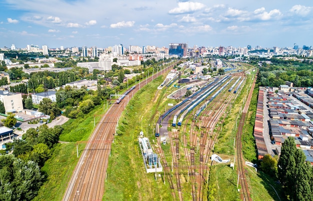 Luchtfoto van het depot op het treinstation Kiev-Pasazhyrskyi in Oekraïne