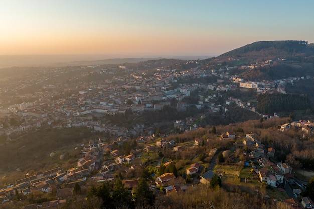 Luchtfoto van het dichte historische centrum van de stad Thiers in de regio PuydeDome, departement AuvergneRhoneAlpes in Frankrijk Daken van oude gebouwen en smalle straatjes bij zonsondergang