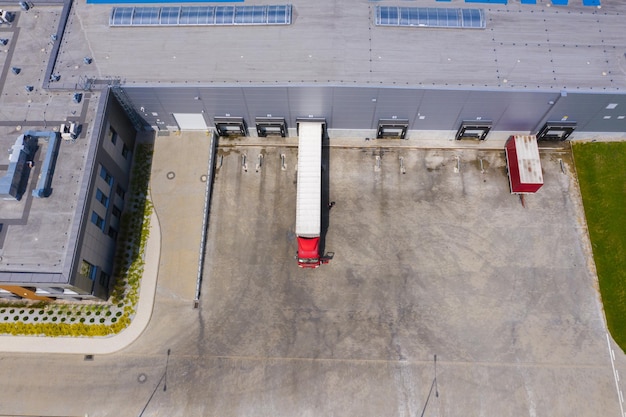 Luchtfoto van het distributiecentrum, dronefoto van de industriële logistieke zone
