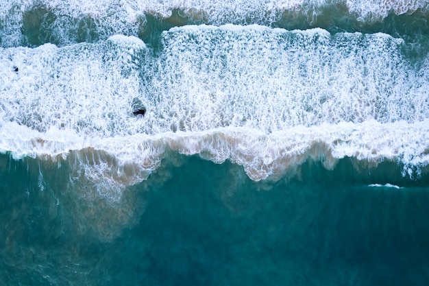 Luchtfoto van het donkere zeeoppervlak Bovenaanzicht blauwe water oceaangolven