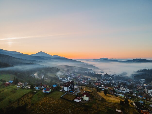 Luchtfoto van het dorp Bukovel in de kopieerruimte van de Oekraïense Karpaten