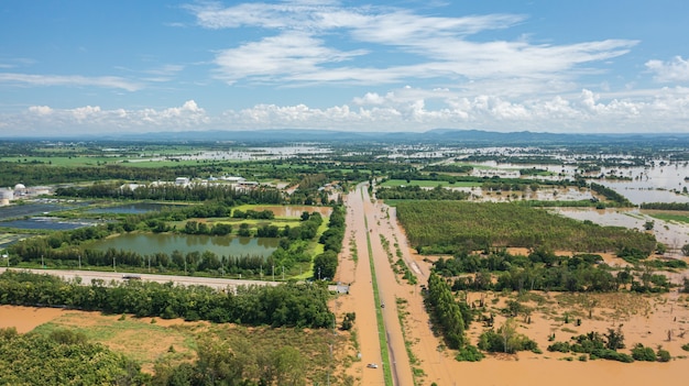 Luchtfoto van het dorp en de landweg overstroomd met auto, uitzicht van bovenaf neergeschoten door drone