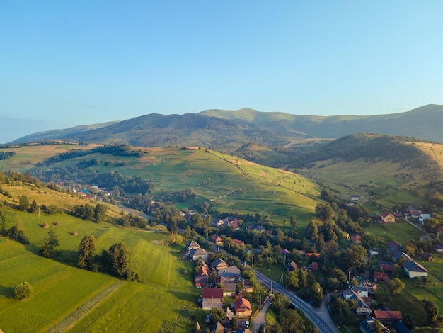 Luchtfoto van het dorp in de karpaten oekraïne