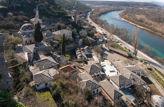 Luchtfoto van het dorp Pocitelj en de rivier de Neretva in Bosnië en Herzegovina