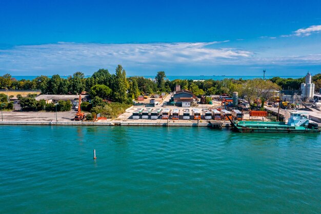 Luchtfoto van het eiland Lido de Venezia in Venetië, Italië. Het eiland tussen Venetië en de Adriatische Zee.