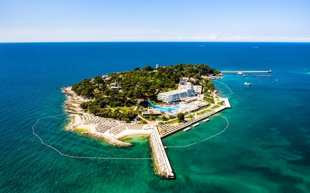 Luchtfoto van het eiland Sveti Nikola in de buurt van Porec, Kroatië