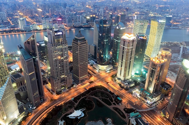 Luchtfoto van het financiële centrum van lujiazui in shanghai in de schemering