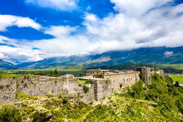 Luchtfoto van het fort van Gjirokaster. in Albanië