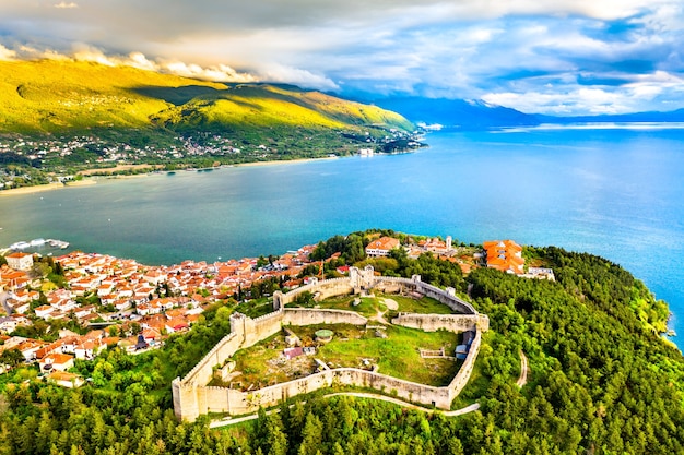 Luchtfoto van het fort van Samuel in Ohrid in Macedonië