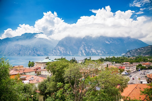 Luchtfoto van het Gardameer vanuit het kleine dorpje Torbole, Italië