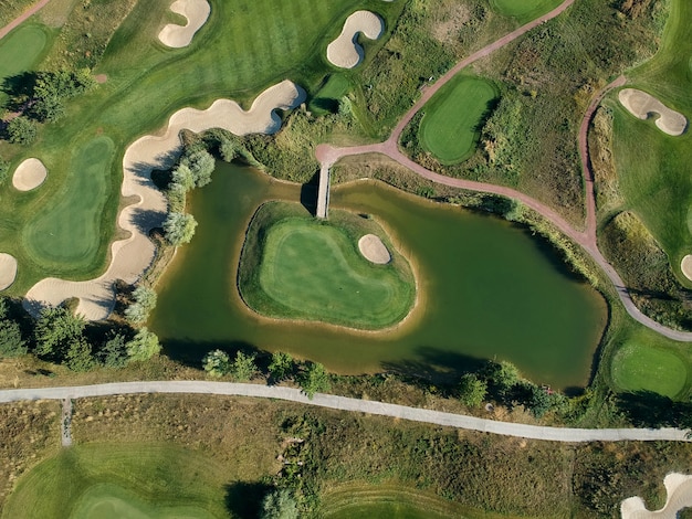 Luchtfoto van het groene gras van de golfbaan. Bovenaanzicht.