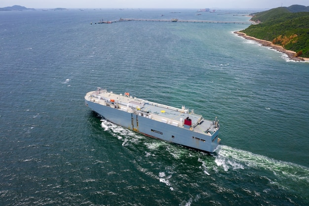 Luchtfoto van het grote RORO Vehicle carrier-schip dat op de groene zee vaart