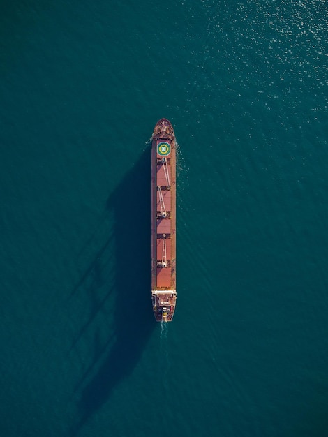 Luchtfoto van het grote stukgoedtankschip van de bulkcarrier