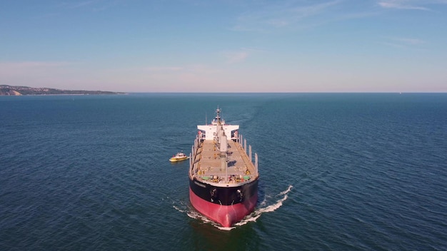 Luchtfoto van het grote stukgoedtankschip van de bulkcarrier