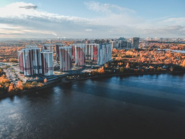 Luchtfoto van het herfstbos langs de rivier de Neva. Rusland, St. Petersburg.