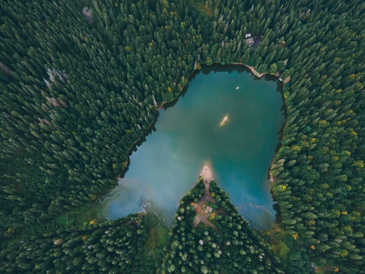 Luchtfoto van het herfstseizoen van het Karpatenmeer Synevyr