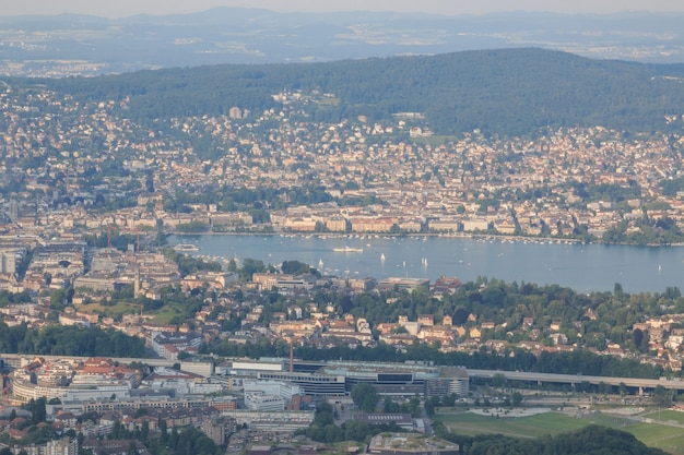 Luchtfoto van het historische centrum van Zürich met meer, kanton Zürich, Zwitserland. Zonnige dag in de zomer