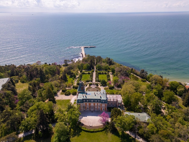 Luchtfoto van het historische Euxinograd-paleis in Varna, Bulgarije Bewonder de grootse architectuur en weelderige tuinen van dit prachtige landgoed aan de prachtige kust van de Zwarte Zee