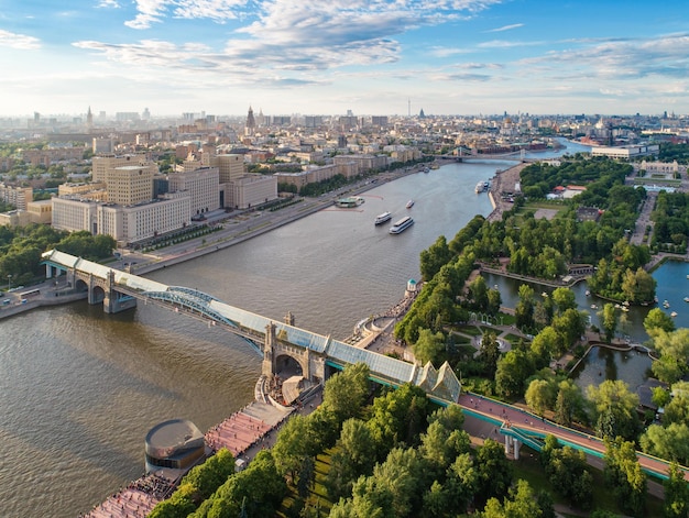 Luchtfoto van het hoofdgebouw van het ministerie van defensie van de russische federatie en de rivier de moskva