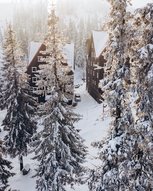 Luchtfoto van het hotelgebouw in de kopieerruimte van het skiresort