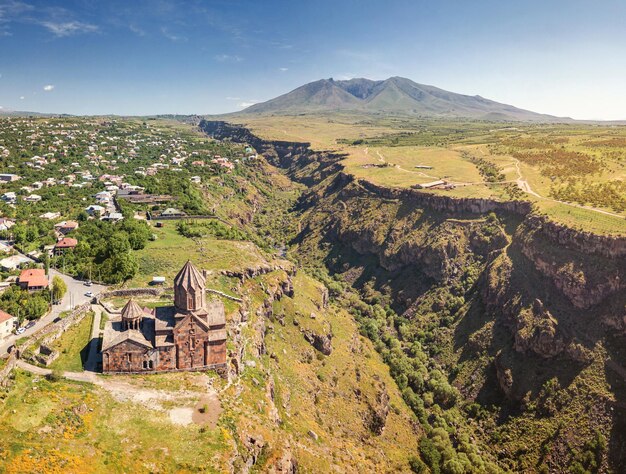 Luchtfoto van het Hovhannavank-klooster en de kerk aan de rand van een schilderachtige Kasakh-kloof en canyon Reis- en religieuze bestemmingen en attracties in Armenië