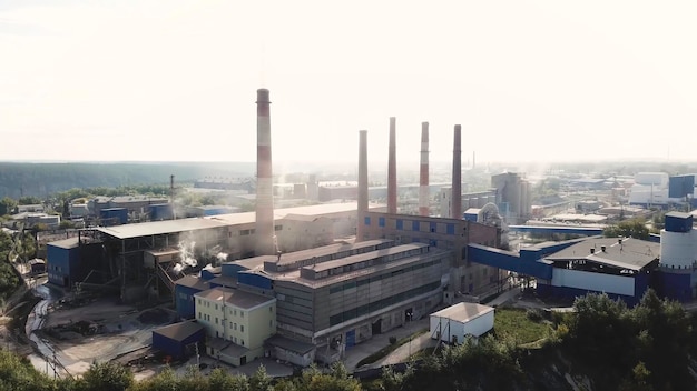 Luchtfoto van het industriële gebied met chemische fabriek voorraad beelden rokende schoorsteen van de fabriek