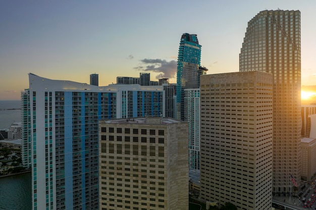 Luchtfoto van het kantoordistrict van de binnenstad van Miami Brickell in Florida USA bij zonsondergang Hoge commerciële en residentiële wolkenkrabbergebouwen in moderne Amerikaanse megapolis