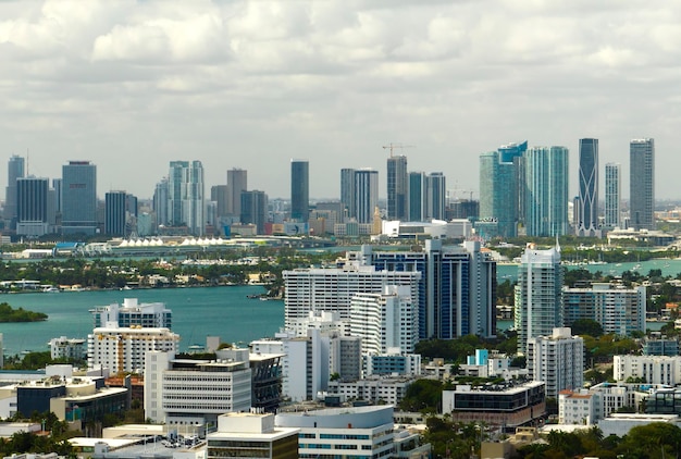 Luchtfoto van het kantoordistrict van de binnenstad van Miami in Florida USA op zonnige dag Hoge commerciële en residentiële wolkenkrabbergebouwen in moderne Amerikaanse megapolis