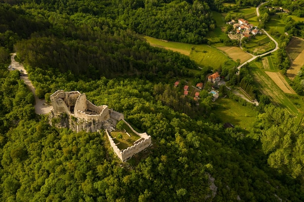 Luchtfoto van het kasteel Petrapilosa in Istrië, Kroatië