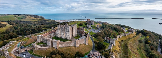 Luchtfoto van het kasteel van Dover. De meest iconische van alle Engelse forten. Engels kasteel bovenop de heuvel.