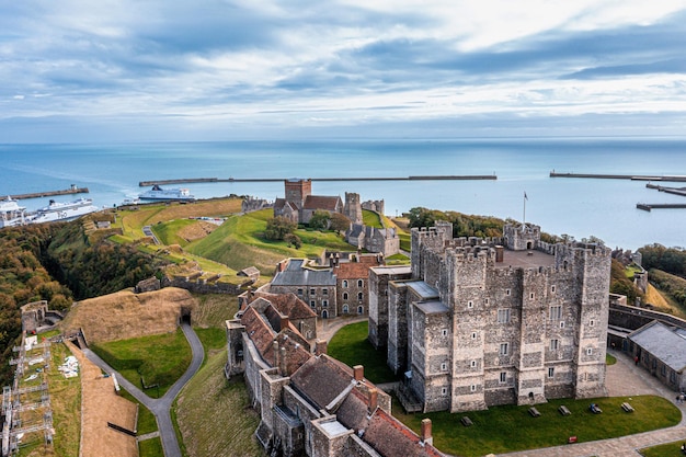 Luchtfoto van het kasteel van Dover, de meest iconische van alle Engelse forten