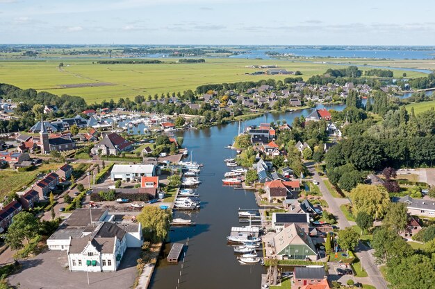 Foto luchtfoto van het kleine dorpje uitwellingerga in friesland, nederland