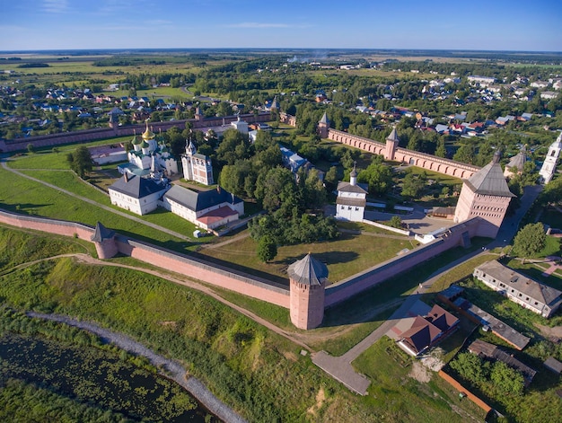 Luchtfoto van het klooster van Sint-Euthymius in de oude stad Suzdal Gouden ring Rusland