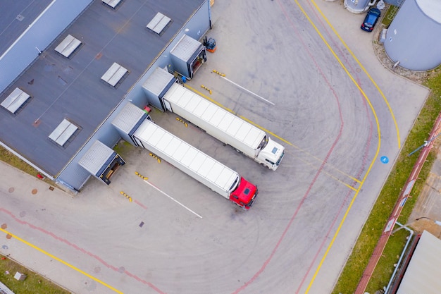 Luchtfoto van het laden van een industriële opslagruimte